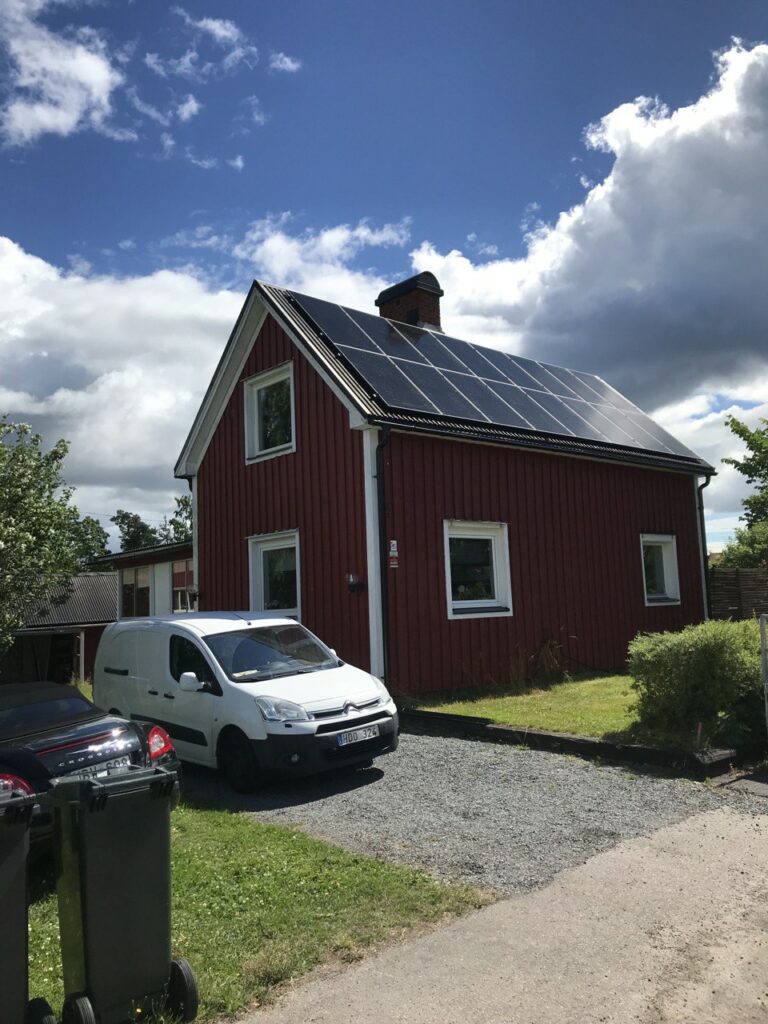 En installation av solceller i Örebro-området